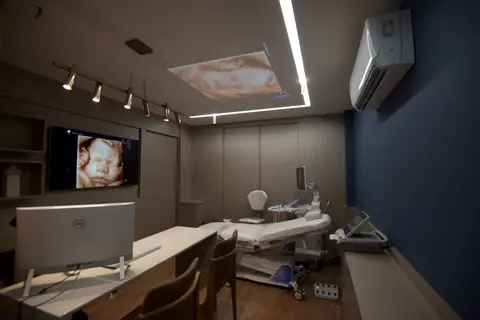 Sala de exame com a imagem 3D do bebê projetada no teto