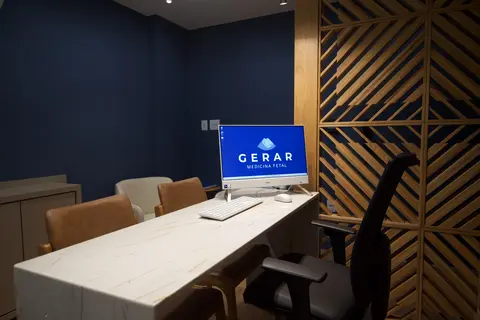 Mesa de laudos com o logo da Gerar no monitor