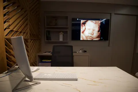 Sala de exame vista da porta, com a projeção no teto